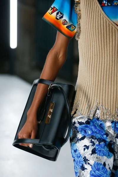 Look 64